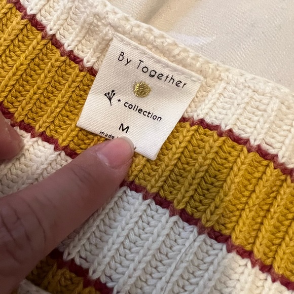 Cute gold/cream/burgundy sweater - Picture 2 of 2